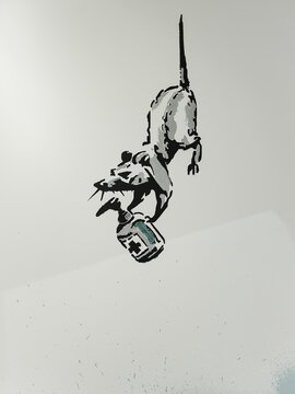 Rat posing with hand sanitizer - Banksy Ausstellung in Mülheim-Ruhr	