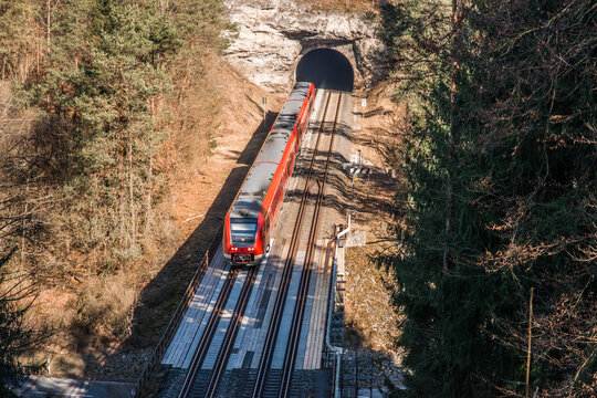 Nahverkehrszug im Pegnitztal