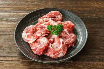 黒い皿に盛った信州米豚肩ロース肉