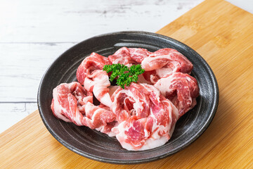 黒い皿に盛った信州米豚肩ロース肉