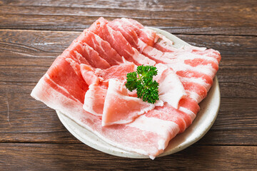 皿に盛った豚バラスライス肉