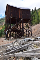 Obraz premium Old wooden mining shaft along Million Dollar Highway