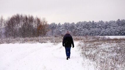Space zimą w lesie. © Adam