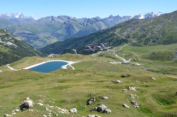 Fototapeta na wymiar Vue sur le domaine des Arcs, Arc 2000, et sur le mont blanc en été, France, Savoie, 73, Bourg Saint Maurice, Les arcs