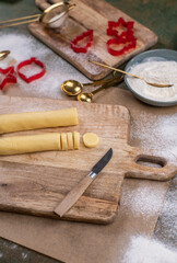 Weihnachten Plätzchen backen, Weihnachtsbäckerei, Heidesandplätzchen, Teigrolle schneiden