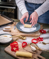 Weihnachten Plätzchen backen, Weihnachtsbäckerei, Teig verarbeiten am Küchentisch, Kekse für...