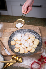 Weihnachten Plätzchen backen, Weihnachtsbäckerei, frisch gebackene Plätzchen mit Puderzucker...