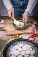 Weihnachten Plätzchen backen, Weihnachtsbäckerei, Schale mit Butter, Butter teilen und abschneiden