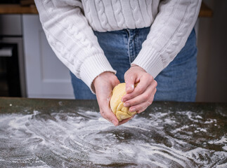 Weihnachten Plätzchen backen, Weihnachtsbäckerei, Teig verarbeiten am Küchentisch, Kekse für Weihnachten und Advent