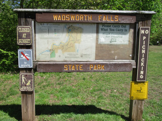 Obraz premium Middlefield & Middletown, Connecticut: Signs welcoming visitors to Wadsworth Falls State Park.