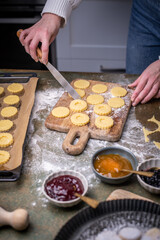 Weihnachten Plätzchen backen, Weihnachtsbäckerei, frische Plätzchen ausstechen und zubereiten