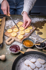 Weihnachten Plätzchen backen, Weihnachtsbäckerei, frische Plätzchen ausstechen und zubereiten