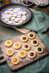 Weihnachten Plätzchen backen, Weihnachtsbäckerei, Mock Up, Stilleben, fertige Kekse für das Weihnachtsfest und Advent
