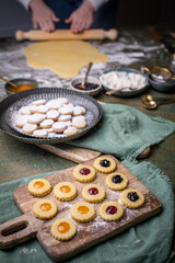 Weihnachten Plätzchen backen, Weihnachtsbäckerei, Mock Up, Stilleben, fertige Kekse für das Weihnachtsfest und Advent
