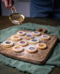 Weihnachten Plätzchen backen, Weihnachtsbäckerei, frisch gebackene Plätzchen mit Puderzucker...