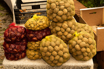 Venta de nueces y de castañas en puesto de mercado callejero.
