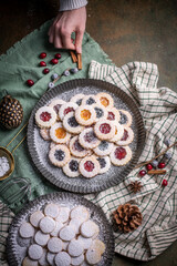 Weihnachten Plätzchen backen, Weihnachtsbäckerei, Mock Up, Stilleben, fertige Kekse für das Weihnachtsfest und Advent