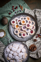 Weihnachten Plätzchen backen, Weihnachtsbäckerei, Mock Up, Stilleben, fertige Kekse für das Weihnachtsfest und Advent