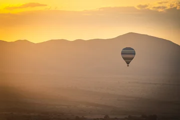 Abwaschbare Fototapete hot air balloon over Marrakech, morocco, north africa, sunrise, high atlas mountains, adventure © Andrea Aigner