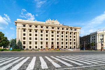 Obraz premium Governor's residence destroyed by Russian air bomb. City center. War in Ukraine.