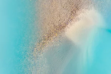 Papier Peint photo Turquoise Eau azur claire dans un lac de montagne. Le rivage avec des pierres. Vue sur l& 39 eau depuis un drone. Paysage vu du ciel. Paysage naturel comme fond d& 39 écran. Lacs de montagne de l& 39 Alberta, Canada.
