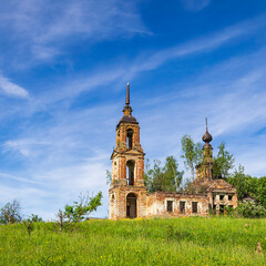 Fototapeta na wymiar the old abandoned Orthodox church