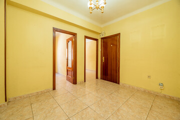Distributor of a house with stoneware floors, yellow painted walls and caboa colored carpentry on the doors