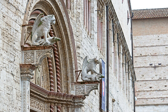 Grifoni ai lati del Portone delle Arti di Palazzo dei Priori, Perugia