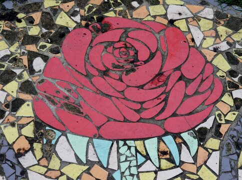Rose als Mosaik am Brunnen