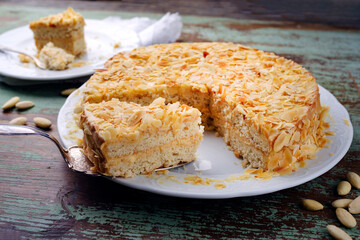 Traditionelle schwedische Mandeltorte mit Mandelblättchen serviert als close-up auf einem klassik...