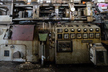 Spritzgussmaschine in einer ehemaligen Thermometerfabrik