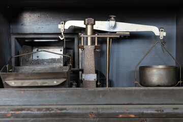 Waage zur Dosierung von Granulat in einer Spritzgussmaschine in einer ehemaligen Thermometerfabrik