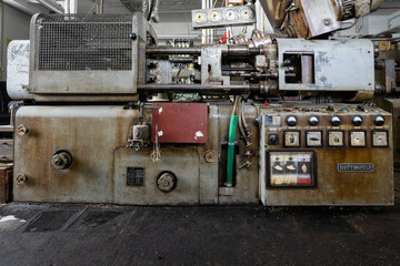 Spritzgussmaschine in einer ehemaligen Thermometerfabrik - obrazy, fototapety, plakaty