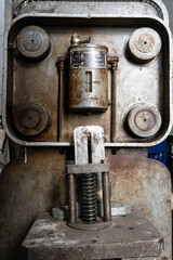Spritzgussmaschine in einer ehemaligen Thermometerfabrik