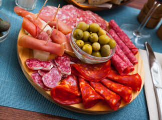 Obraz premium Appetizer of various types of Spanish sausages on platter served to wine