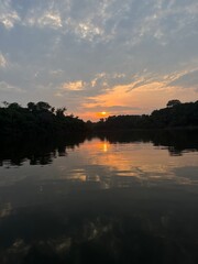 Obraz premium Nascer do Sol em rio na Amazônia