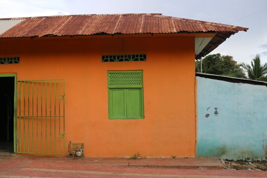arquitectura de casas en pueblos de Colombia naranja con verde