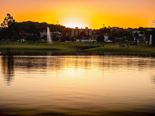 Naklejka premium Paisagem urbana, final do dia com por do sol. 