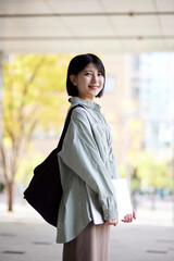 キャンパスライフを楽しむ若い日本人の大学生