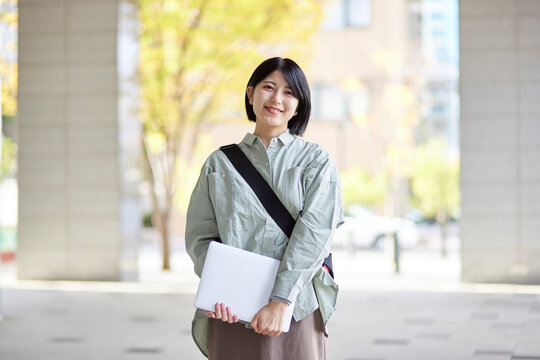 キャンパスライフを楽しむ若い日本人の大学生