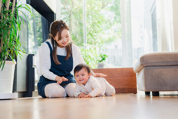 赤ちゃんの面倒を見るベビーシッター