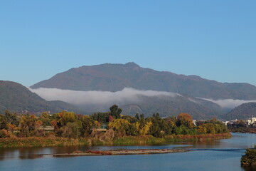 京都　桂川から見た朝の愛宕山