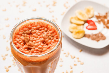 Tascalate smoothie on a white background with ingredients on a plate.