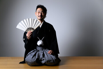 着物を着た日本人の中年男性