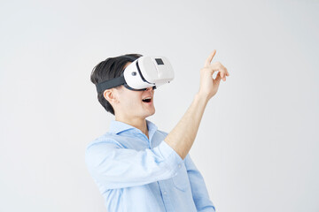 VRゴーグルをかけた男性　白背景