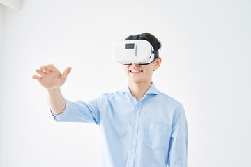 VRゴーグルをかけバーチャルリアリティを体験する男性