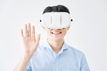 VRゴーグルをかけバーチャルリアリティを体験する男性　白背景
