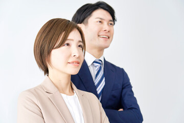 笑顔で腕組みするビジネスウーマンとビジネスマンのポートレート　白背景