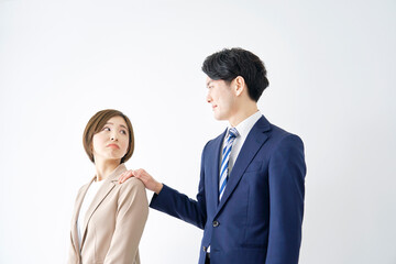 ビジネスウーマンの方を掴むビジネスマン　白背景