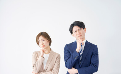 悩むビジネスウーマンとビジネスマン　白背景